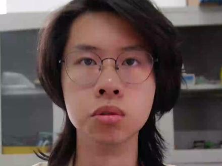 从扣16分到扣3分,英语读后续写万能套路! 我个人总结的所有万用句模板都放在下一条的图文里啦,大家可以自行取用哟
如果你英语读后续写的问题是:背了很多范文,到了考场还是提取不出来,那我想说,你可能只是方法有问题。
后来我发现,很多跟我一样的中等生最大的问题不是不背,而是你背了整篇范文,到考场根本就提取不出来或者提取太慢,你回忆的过程先是整篇文章,再是其中的某几个句子,速度就不可能快的起来
有没有一种办法,不需要真正提高英语能力,只是为了在考场上更快地把作文写出来。
我找到的答案就是:把写作套路化。
把一篇作文拆成也更容易从脑子里提取的东西,准备一批能反复替换使用的万用句,就是换几个词就能适配很多场景的句子,再加上一些固定的句型框架。这样一来,一篇作文的80%其实就已经被搭出来了。#高考 #高考英语 #英语作文 #英语读后续写 #提分技巧
下期视频更新套路二:句型框架,感兴趣的朋友可以点个关注