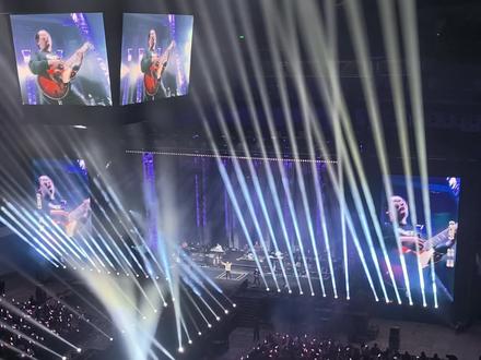 汪峰苏州演唱会,光明完整版。我想过他为什么能写出这么牛的词,谱出这么硬的曲。一个优越的家庭,写的却都是励志的歌,我之前觉得跟他放弃铁饭碗选择摇滚这条路有关,类似创业。后觉能写出那么多有诗意的词也需要文化水平,科班出身确实不一样,两者缺一不可。但不可否认,喜欢汪峰大部分是底层人与创业者,相对而言生活环境好的很难理解汪峰的音乐,但何尝不是一种幸运。最后希望刷到我视频的朋友不要说我唱的声音大,影响别人,你理解不了我,不懂这首歌对我的意义。就像峰哥演唱会中喊了最少五次站起来,我们那个区没一个人站的,喊了无数次一起唱都带不动我身边人的热情,他们这样也影响我观影,演唱会不是看电影,演唱会就是要大家嗨起来,最最后希望大家都能过上自己想要的生活。#汪峰 #日常分享