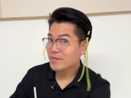 河南蒜苔酸奶冰喝不喝啊~妹妹~喝杯慢茶蒜苔酸奶冰再走吧~妹妹~#河南蒜苔 #蒜苔奶茶 #慢茶 #蒜苔