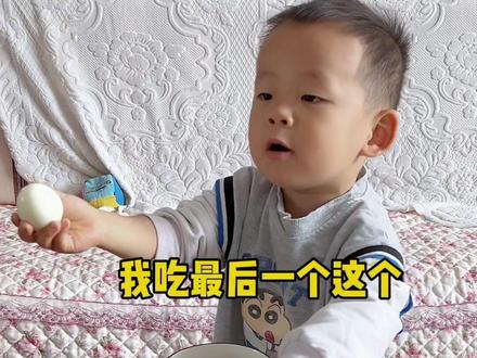 家里有个喜欢赖床的妈妈,两岁十个月人类幼崽承包了今天的早餐🥣