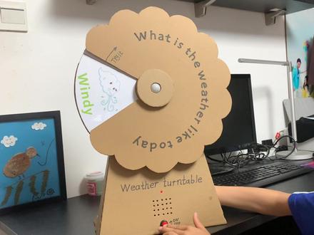英语天气转盘,转动转盘可以播报当前停留位置天气.
制作耗时近一周时间,中途两次差点放弃,最终坚持下来,最后看着成品,瞬间觉得只有足够投入,才能足够优秀!
#亲子手工制作 #动手能力 #科技小制作