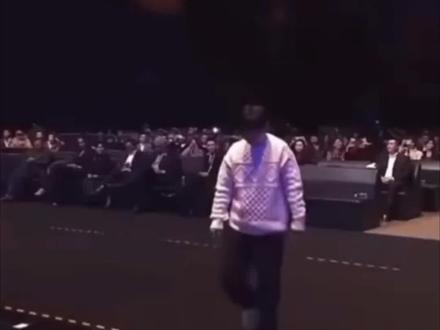当年刘翔有着一分二十秒的超长入场介绍,如今继刘翔之后,孙颖莎也迎来了这般超高规格的隆重登场礼遇 #孙颖莎#孙颖莎入场介绍