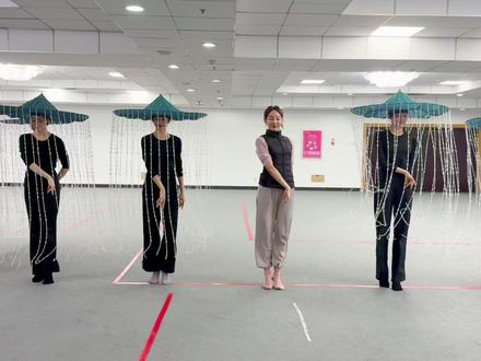 舞蹈《喜雨》原版排练 编导:李佳雯@佳雯的小剧场 曹端丹@曹端丹Danni 袁竹@竹子- Zhu 袁作朦
作曲:杨翼
领舞:孟庆旸@孟庆旸
服装设计:阳东霖 吴少华
造型设计:孙艾娜
灯光设计:雷青山
装置设计:徐鼎威
表演:浙江音乐学院@浙江音乐学院
音乐后期混缩:段小舟
录音:刘婉秋 董方昱
竹笛:丁晓逵@棍儿哥丁晓逵
大提琴独奏:郎莹@郎莹爱cello
二胡:王颖
古筝:丁雪儿@丁雪儿很古筝
中阮/大阮:齐闻多
哼唱:汤启婧@☘️国音汤汤声乐课堂☘️(花腔女高音)
弦乐监制:李朋
弦乐:国际首席爱乐乐团
录音棚:北京唱片厂
#央视春晚舞蹈喜雨 #春晚喜雨 #杨翼的舞蹈音乐 #李佳雯编导 #孟庆旸