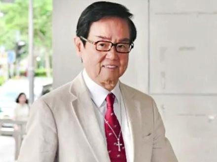 5月22日,79岁导演黄百鸣(原名黄栢鸣)在第三方协商收购天马影视股份期间,怂恿其胞妹购入天马影视股份,因此遭证监会指控1项内幕交易罪。裁判官高伟雄今于东区裁判法院裁定黄百鸣罪名成立。#黄百鸣 #香港 #内幕交易 #主播说新闻 @抖音小助手