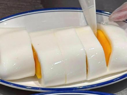 简单五分钟就能搞定的芒果🥭甜品! #甜品治愈一切 #美食教程 #甜品#芒果 #神仙吃法