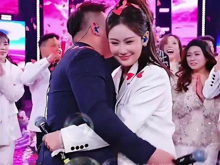 炸全网!表白王子飞仔竟被韩策策甜蜜表白,木森大舞台瞬间秒变浪漫告白现场,全场观众集体尖叫助攻,喊在一起的声音直接掀翻屋顶,双向奔赴的甜度直接拉满💓#木森大舞台 #韩策策 #飞仔 #磕糖现场