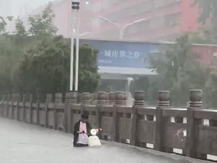 其实雨也没多大,是风在拼命刮#其实雨也没多大 #是风在拼命刮
