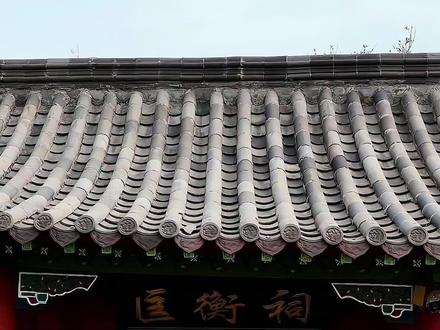 匡衡,字稚圭,东海郡承县(在今山东省枣庄市)人。匡衡家世代务农,家境贫寒,但匡衡自幼好学,曾向当朝的博士求学,还为他人劳作以换取读书所需的资费。因而在学问上,匡衡很早就有了相当的成就,尤其在对《诗经》的理解方面更是为世人所称道。
匡衡是汉代著名的经学家,以其为主角的“凿壁偷光”成为流传度极广的传统文化典故。匡衡在儒学上有一定成就,朱熹认为匡衡学问功底深厚、治学精细,是一名优秀的儒士;但匡衡在任期间并无卓越的事功,还留下畏惧宦官石显的政治污点,因而受到后世士大夫和《汉书》等史籍的批评。也有学者看到匡衡在历史中产生的影响和作用,指出匡衡在汉朝文章美学的分化和国家祭祀制度的转型中扮演了较为关键的角色。#匡衡凿壁偷光 #跟着文旅推荐官游枣庄#枣庄原来如此时尚#我的家乡枣庄越来越洋气