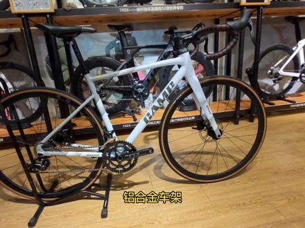 入门公路车严重内卷,3588米就选择全内走线的车型,还是桶轴线拉油碟#公路车 #骑行 #运动