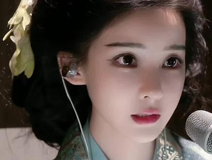 月腕凝因为一张截图的丑照被黑粉大面积攻击后在直播间回应。虽然她在直播间跟线下感觉完全不同,但是其实挺漂亮挺有个性的,今天再仔细看其实还是有点影子,只能说她在直播间角度相机美颜把她优点发挥极致,太完美,所以线下或者用手机直播就感觉完全两个人,但是线下她还是比很多人漂亮的。#直播屏幕录制 #人美声甜 #月婉凝