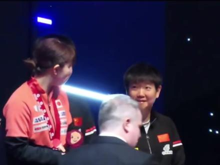 为什么看到莎莎都会发出奇奇怪怪的声音 #孙颖莎为校地杯获奖运动员颁奖 #孙颖莎#王楚钦