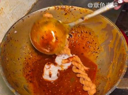 麻辣拌界有自己的“史铁生”和“余华”。有网友推荐天津一家麻辣拌,老板是一位没有腿的残疾人,大馋网友们直接给店里干爆单,一群“余华”们还在评论区玩梗式催老板出摊,这泼天的富贵也是轮到了需要它的人身上了!