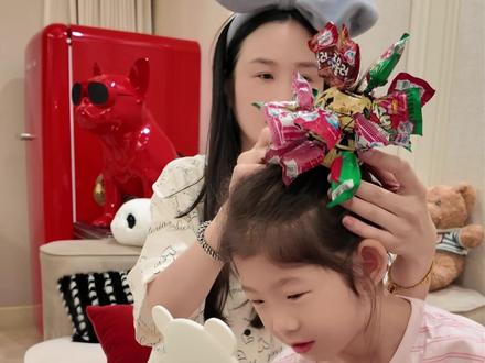 杭州小学一年级“疯狂发型日”,今天晓露是卖棒棒糖的小女孩!快来看看一大早起来给孩子整的发型,疯狂不疯狂,哈哈~#一年级小学生#杭州小学生#晓露爸爸#带娃日常