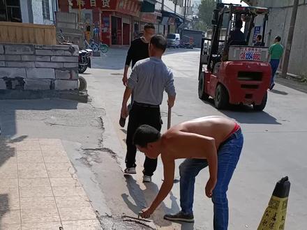 20210224黄师傅搞混泥土铺门口斜坡。