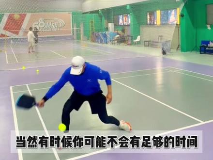 亚西匹克球课堂|正手上旋dink丁克球的两个关键点 🔎正手下旋丁克你可能已经很熟练了,但上旋丁克呢?
在匹克球越来越快的对抗节奏中,正手上旋丁克正成为厨房区的一项关键技能。它不仅能让球过网后快速下坠,还能给对手施加更大的回球压力。
本期,亚西YAXI 拆解正手上旋丁克的两个核心要点:
1️⃣击球点:在外侧腿前方,不近不远
最佳击球位置,是在外侧腿(右手持拍者为右腿)的斜前方。这个位置能让你更好地“包裹”住球,通过从下往上的刷球动作制造上旋。注意,击球点不能离身体太远——如果球确实太远,改用切削丁克球会是更明智的选择。
2️⃣拍头降低,手腕锁定
击球前,有意识地将拍头沉到低于手腕的位置。触球瞬间,手腕必须保持固定,通过小臂和前臂的协调动作来完成刷球发力。避免手腕抖动,否则上旋会变成不稳定的侧旋,落点也难以控制。
掌握这两个细节,你的正手上旋丁克会变得更稳、更转、更具压迫感。
更多完整细节,请观看亚西匹克球课堂系列视频。
「TO NEXT DIMENSION」
—WARPING POINT
————————
📸关注WARPING POINT
移步主页观看更多匹克球相关🏃♂️
#warpingpoint #亚西匹克球课堂 #匹克球 #匹克球教学 #phoenix不死鸟