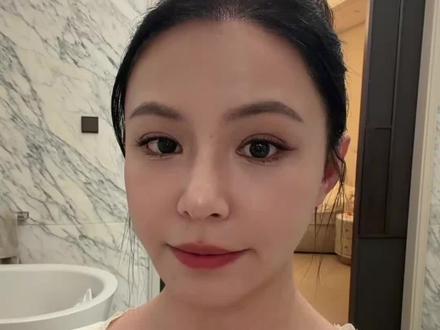 皮肤紧致根本没有任何神奇项目,靠的是保养频率,并且极度克制,包括饮食#王菲 #26春晚 #邱掌门面部设计