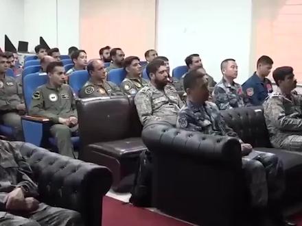 巴铁飞行员驾驶歼16,飞完后夸赞比苏30强多了#中巴军演