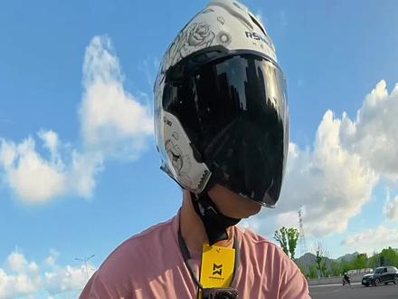 只需要一个磁吸挂脖自拍杆和风挡自拍支架实现第一视角拍摄不求人#自拍自乐 #第一视角 #大疆运动相机 #阿迈自拍杆 #蛋蛋骑不快
