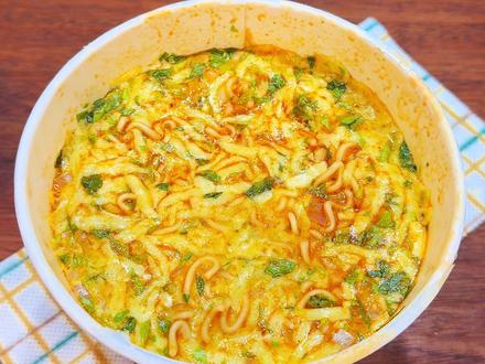 吃不完的泡面先别扔,试试泡面蛋糕吧!#看似离谱实则美味的食谱挑战 #舌尖上的抖音 #泡面神仙吃法 #泡面的灵魂吃法 #芝士焗面