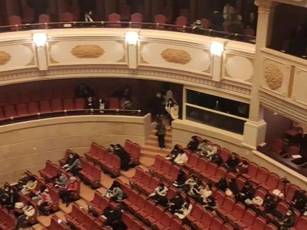 #中央歌剧院剧场 音响效果好极了,池座11排,三层包厢,顶层楼座5排。一共千人左右。今天乐池升上来了。