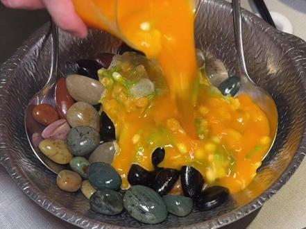 鸡蛋倒在鹅卵石上那刻,我惊呆了