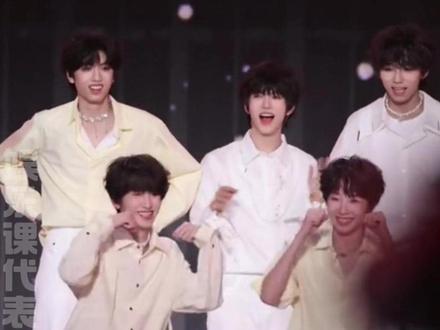 看到奇文就这样全员上桌磕糖#奇文 #只对你有感觉 #tf家族四代 #磕糖