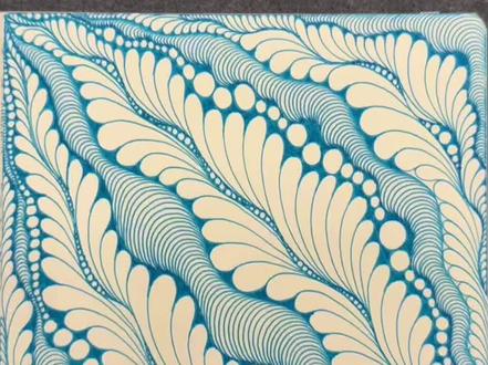 第197幅,今天是一幅超美的蓝色画,弧线+流动+珍珠的搭配,像大海一样!超喜欢!黑色和彩色真的是完全不一样的感觉诶~这幅临摹自@“悦”诗画 ,感谢美好创意哟!#禅绕画 #画画 #跟着抖音学画画 #手绘过程#解压