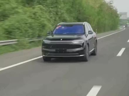 预测一下新m7的价格 增程版:
MAX(37度电,舱内激光雷达,科技舒享包
+15000)
五座版 37度四驱25.98
六座版 37度 四驱26.98
MAX+(53度电池,塔顶激光雷达,)
五座版53度 四驱 28.98
六座版 53度 四驱 30.98
Ultra(塔顶激光雷达,大满配
五座版 53.4度 四驱 32.98
六座版 53.4度 四驱 34.98
纯电版:
MAX (100度电,舱内激光雷达,科技舒享包
+15000)
五座版 后驱 27.98
六座版 后驱29.98
MAX+(100度电,塔顶激光雷达,四驱可选
+20000)
五座版 后驱 30.98
六座版 后驱32.98
Ultra(塔顶激光雷达,大满配)
五座版 四驱34.98
六座版四驱 36.98
#智享车生活 #问界新m7 #问界紫定行 #鸿蒙智行