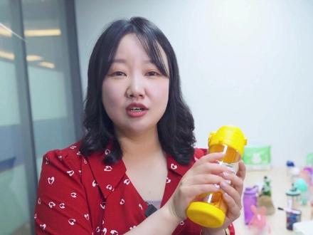 给孩子选#水杯,千万马虎不得!一个动作帮你辨别塑料水杯的好坏。#抖in宝贝计划#兔头妈妈分龄护肤
