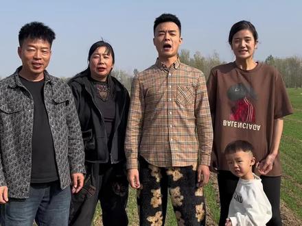 一家人麦地里玩游戏
这个视频拍的我公公受大罪了,全程都是他在受伤害~
🤣🤣
#搞笑视频