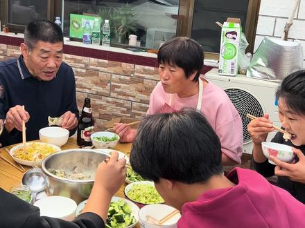 今天是周末,两个女婿都来了,老爸老妈给炖羊排。大家一起围着大锅等着吃。姐姐姐夫还烤了红薯。老爸老妈说还是人多热闹。#记录真实生活 #人间烟火 #我的乡村生活