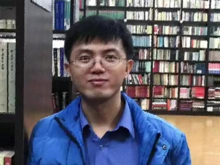 李 彬,福建省福清市音西人1981年10月出生。1998年毕业于福清华侨中学,1998年福建省高考理科状元,同年进入清华大学计算机科学与技术系学习,后保送清华大学计算机科学与技术系攻读博士学位。2009年从清华大学计算机科学与技术系毕业,获得工学博士学位。在学期间发表了包括SCI期刊、EI期刊、国际会议文章在内的十几篇论文,并获得了两项发明专利。毕业后成立了一家音视频通信的公司,参与研发国庆60周年阅兵手持终端,神八着陆场系统之直升机载宽带卫星通信终端,单兵背负式终端等系统的研制。后进入中国光大银行总行信息科技部工作至今。目前担任中国光大银行信息科技部任职系统架构师,负责前置领域规划以及前置产品研发。在中国光大银行工作期间,参与了中间业务云平台,分行前置等重要系统的建设。#福清哥小李工作室 #名人传记 #1998年福建省高考理科状元李斌 #福清人的骄傲