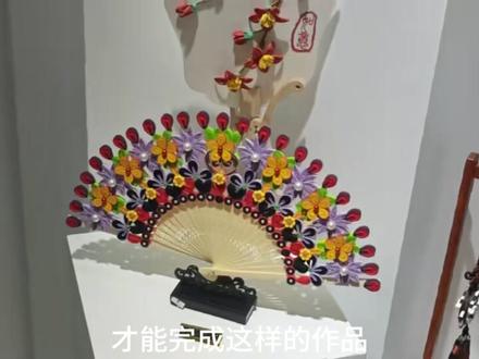 《纸间生花》:一张纸的无限可能 一张纸,能做什么?
写字,画画,折成纸飞机。
但在她的手中,纸会开花。
薪火新语实践团 出品
非遗微纪录片《纸间生花》
#非遗新生 #衍纸 #衍纸艺术#薪火新语