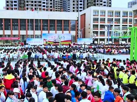 今天,一则春假公告引发网友热议。根据全省统一部署,自2026年春季学期开始,亳州市实行中小学春秋假制度。这也意味着,谯城、#涡阳 、蒙城、利辛,义务教育学校一至八年级学生,4月1日至3日放假3天,与清明节假期(4月4日至6日)连休,组成6天“豪华”假期。#春假 #连休6天 #学生 #春秋假