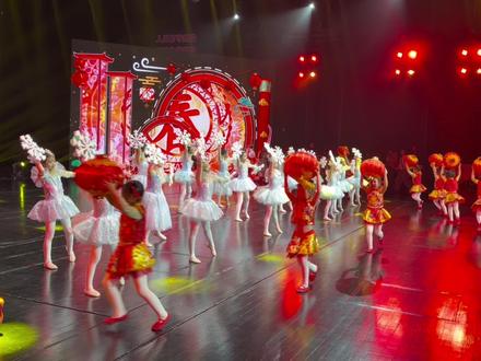 看看美惠和娇儿老师排练的山东少儿春晚《欢欢喜喜过大年》 #演出现场视频分享给大家