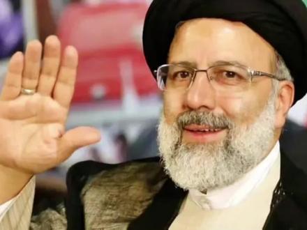 赛义德·易卜拉欣·莱希(Seyed Ebrahim Raisi,1960年12月-2024年5月19日),出生于伊朗第二大城市、什叶派圣地马什哈德,父亲是一位神学家,他的母亲是一位家庭主妇。沙希德·莫塔哈里大学法学博士,伊朗第13届总统。小学毕业后,受家庭浓厚的宗教氛围影响,莱希在马什哈德和库姆进入神学院学习伊斯兰教法学。1977年,参与了反对巴列维王朝政权的政治活动。学生时代,莱希曾参与1979年伊朗伊斯兰革命,当时西方支持的巴列维王朝被推翻,国王被迫出走。莱希的职业生涯始于司法部门。他在1980年代初期担任霍拉桑省的检察官,随后逐步晋升。1985年,莱希被任命为德黑兰副检察长,1989年,升任德黑兰检察长,2004年,被任命为伊朗国家监察组织主席。2014年,被任命为伊朗国家总检察长。莱希在司法部门的工作为他赢得了保守派的支持。他以严厉打击腐败和犯罪闻名,同时也因其强硬的司法手段而受到批评。2016年,莱希出任伊朗司法总监,并获哈梅内伊任命,管理伊朗最大的基金会“拉扎维圣陵基金会”2017年,莱希参加总统选举,但未能获胜。2021年8月3日,伊朗最高领袖哈梅内伊正式任命赛义德·易卜拉欣·莱希为伊朗新任总统,当地时间2024年5月19日下午,莱希及随行官员所乘直升机发生事故。当地时间5月20日,伊朗官方媒体确认莱希等高级官员在直升机事故中罹难。5月20日,黎巴嫩宣布将举行3天的官方哀悼。5月21日,总统莱希及随行人员的葬礼将在东阿塞拜疆省省会大不里士市举行