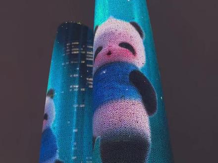 再也不凑热闹了😂今晚的风是吹足了的😄#成都双子塔 #跨年 #2026 #双子塔灯光秀