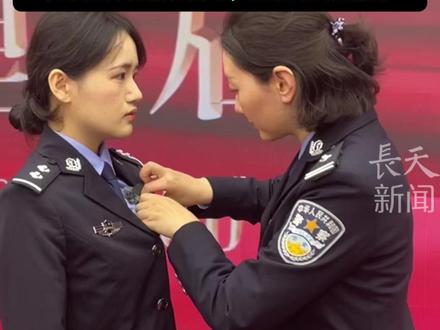 南昌民警魏和友因公牺牲 ,年仅51岁,时隔3年 警号“012550”重新启用,由女儿魏佳琪继承佩戴 ,接过警号时她说:“传承这身警服和警号,继续为人民服务”#江西dou知道 #民警 #警号重启 #传承