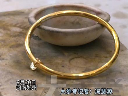 9月20日,河南郑州。老凤祥现场火烧贾女士提供的手镯,店员确认是足金的,但不能确定是老凤祥的。不过最终老凤祥还是给贾女士更换了手镯.......#常识中国