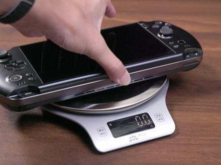 性能超越PS5的掌机,那么代价是什么? 哈喽大家好,我是司波图。
我们终于拿到了这台搭载AMD Strix Halo神U的性能猛兽——GPD Win 5!
它有着PSP一般的情怀外观,却塞进了一颗能硬刚PS5的强大核心。但为了实现这一切,GPD做出了一个惊人的决定——放弃内置电池。
这台机器,究竟是颠覆传统的掌机革命,还是一次不切实际的设计炫技?
本期视频,我们将从外观设计、性能实测(内含《黑神话:悟空》、《赛博朋克2077》等多款游戏)、AI大模型体验、以及它最核心的“插电”与“离电”使用场景,为您深度剖析这台优缺点都极其鲜明的“偏科生”。
它作为传统掌机可能是失败的,但作为一台“插电掌机”或“带手柄的迷你主机”,它或许开启了新世界的大门。
【核心配置】
CPU:AMD Ryzen AI MAX+ 395
GPU:RDNA 3.5, 40CU
内存:64GB LPDDR5x-8000
屏幕:7英寸 1080P 120Hz VRR
#掌机 #GPD #游戏设备 #PS5 #Steam