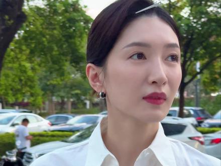 如果你也喜欢赵玫
很喜欢夜色正浓里的江疏影
有种淡淡的姐感
这段视频是24年3月底快杀青的时候,广东已经升温,那天的微风和阳光,让人心里暖洋洋的
#江疏影 #夜色正浓 #赵玫 @江疏影