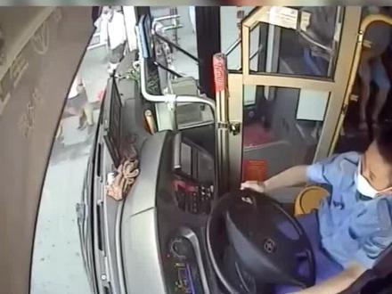 黄石一女子持丈夫优待卡乘车,卡没收后伸手抢夺并阻碍行驶。警方:依法予以刑事拘留😡@抖音小助手 (平安黄石港)