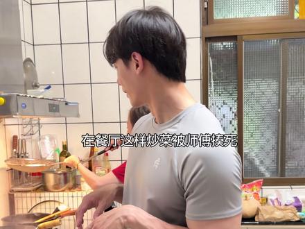 台語=閩南話 回妈妈的妈妈家吃饭!今天我打下手 飛了來飛去一整年!終於今天回鄉下吃飯
好多年沒在這好好吃頓飯了!
小時後看著大人的桌子 現在我也坐在這桌上了
#台湾 #回家吃饭 #家人 #閩南話