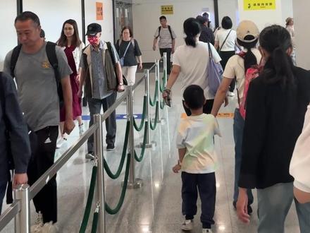 香港出行3件套,流量,现金,八达通,到底怎么选 第一次去香港,需要准备什么?
流量、八达通、乘车码,还有现金到底怎么选?
这条视频,一次性给你讲清楚。
首先说流量。
一般有三种选择:
第一种,支付宝搜索境外流量包,按天购买就行,即买即用,到了香港打开数据漫游就能直接联网,适合短期旅游的朋友。
第二种,华为手机的“天际通”。
9 块 9 一天,不限流量,信号也比较稳定,用华为手机的朋友可以直接开。
第三种,如果待的时间比较长,
推荐直接买一张香港流量卡。
现在很多套餐 30 多港币就有几十个 G,性价比会更高。
第二个要准备的,就是八达通。
在香港,,坐车、吃饭、便利店消费基本都能用。真的非常方便
尤其是坐红色小巴的时候,很多车只支持现金或者八达通。
现在苹果手机和 Apple Watch 也可以直接绑定八达通,不一定非要买实体卡。
港铁、巴士、叮叮车、便利店、茶餐厅,基本都能直接刷。
然后乘车码也很方便,可以直接刷码坐港铁。
在某信或者某宝搜索“搭车码”,
切换到香港地区后,就能直接使用。
如果是多人同行,还可以添加同行码,一起刷
最后说一下现金。
虽然现在香港电子支付已经很普遍了,
但还是建议大家提前换个300港币应急备用,
而且尽量多准备一些 20、50 的小面额。
因为香港很多街市、小吃摊,还有部分出租车,依然只收现金。
把这些准备好,你的香港之行一定会顺利很多#香港旅游 #香港旅游攻略 #第一次去香港准备什么 #第一次去香港有哪些注意事项 #旅游推荐官
