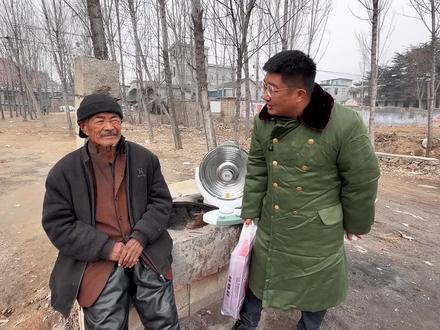 山东大集偶遇冰凉大爷,让拿手大爷烧个大鲤鱼,喝一杯暖暖身子 #冰凉大爷 #拿手大爷 #山东大集 #临沂美食