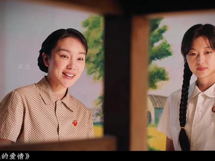 岳父想灌醉女婿套话 结果自己先交代了 #纯真年代的爱情 #电视剧解说 #孙千 #陈飞宇 #吴越
费霓爸爸听了邻居的话心里犯嘀咕:这女婿过去到底有没有家室?他拿出珍藏的酒票,想灌醉方穆扬套话。结果几杯下肚,自己先醉了,拉着方穆扬忏悔:“我年轻时没娶那个有钱的姑娘,对不起你妈啊!”方穆扬憋着笑,把岳父送回家,还在他口袋里塞了张纸条:“岳父的小秘密我知道了,记得在费霓面前多夸我。”
哥哥费霆回来提亲,林梅父亲当面羞辱:“你配不上我女儿!”费霓心疼哥哥,连忙说好话。林梅父母松口:“有稳定工作就考虑。”可在那年代,工作哪有那么容易?
方穆扬一直记着岳父酒后那句“女儿结婚都没办婚礼”。他偷偷拿了费霓攒的私房钱,找大舅子帮忙联系厨师,准备给她一个惊喜。而姐姐方穆静收到弟弟结婚的消息,收拾行李准备去江城。瞿桦问要不要陪,她客气地说不用——她知道自己是替身,只尽妻子的义务,不奢求他的陪伴。两对夫妻,都在用自己的方式守护着那份说不出口的爱。