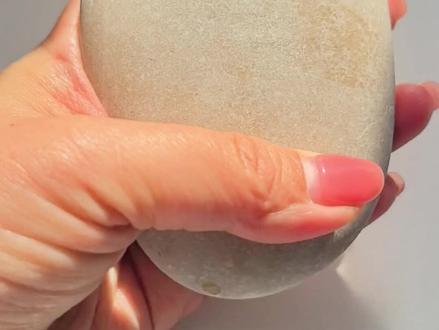 石头本无言,因这份笑容而生动。2026,愿生活如这丙烯色彩般明亮,日子像这顽石般笃定,马不停蹄,奔赴欢喜。🐴#分享绘画过程#万物皆可画#慕多星丙烯马克笔#治愈系笑容 #石头画创意作品