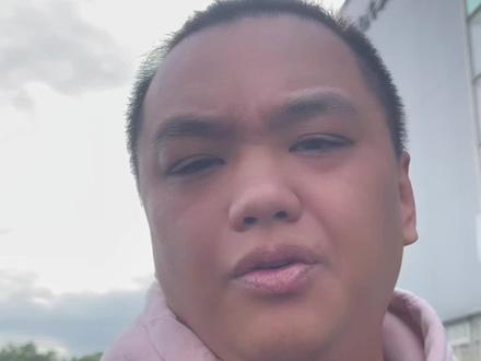 小米提车避坑!新手5步验车不踩雷⚡
交付小哥催签字?别急!照着这篇验完再落笔,亲测避坑80%问题👇
1️⃣ 绕车3圈:揪出隐形伤(重中之重!)
•开手机手电筒斜照车漆,门把手内侧、前后杠接缝是重灾区,有划痕当场标记
•摸轮毂辐条边缘,毛刺=运输剐蹭,紫金属漆要强光查均匀度
•核对轮胎/玻璃生产日期,和铭牌差1个月以上必是问题车
2️⃣ 座舱质检:屏幕座椅全过关
•喊“小爱同学开清洁模式”,纯色屏找坏点,漏一个亏几千
•座椅加热/通风开30秒,没温差立即报修,缝线歪了直接提异议
•Max版必试尾翼+空气悬挂,听有无漏气声
3️⃣ 功能实测:别等回家才踩雷
•空调开16℃制冷、30℃制热,2分钟不出效果=故障
•连CarPlay+小米账号,测试车机卡顿与否,导航同步要流畅
•开迎宾灯:前门有小米标,后门没有别搞错
4️⃣ 电车核心:电池+底盘必查
•中控查电池健康报告,SOH<100%坚决换车
•要求举升底盘,看电池包无磕碰、护板完好,线束牢固不腐蚀
•必须满电再签字!首充福利别浪费
5️⃣ paperwork:省钱+维权双保险
•核对三电质保协议(8年16万公里),车架号和合同一致
•免熄补贴记得领,非全款车友别错过
💡 终极招:全程录像!有问题直接甩证据,交付不敢含糊~
提车顺利的姐妹来报喜呀!
#小米汽车 #小米SU7提车 #新能源车验车攻略 #提车避坑指南