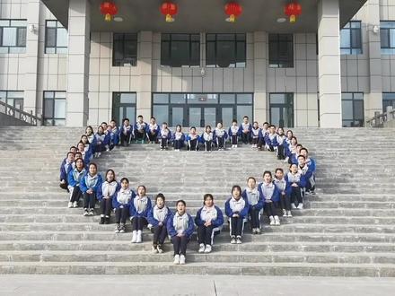 上次的视频发出后,很多孩子问我为什么不全。由于时间的限制和我的粗心,截掉和漏掉了部分,在这里补全。
拍视频的时候学生们都很开心,也很用心,他们在用自己的方式表达着对老师的祝福,这大概就是当老师最大的幸福了吧!#学生想对老师说 #可爱的学生