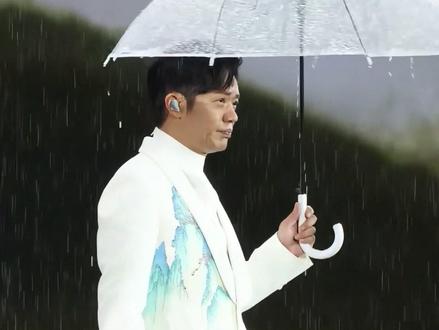 为何凤凰传奇演唱会暴雨天不让带伞?本以为主办方割韭菜,看到扔伞陪粉丝淋雨那一幕,才懂风雨同舟的赤子心#玲花 #曾毅 #凤凰传奇 #影娱热点团 #内容启发搜索